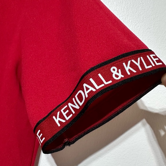 Kendall & Kylie Red Ribbed Boxy Semi Crop Top Blouse Size Medium - Picture 7 of 11